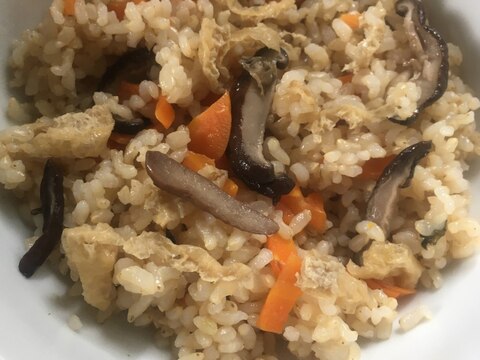 しいたけ、油揚げ、にんじんの炊き込み玄米ご飯